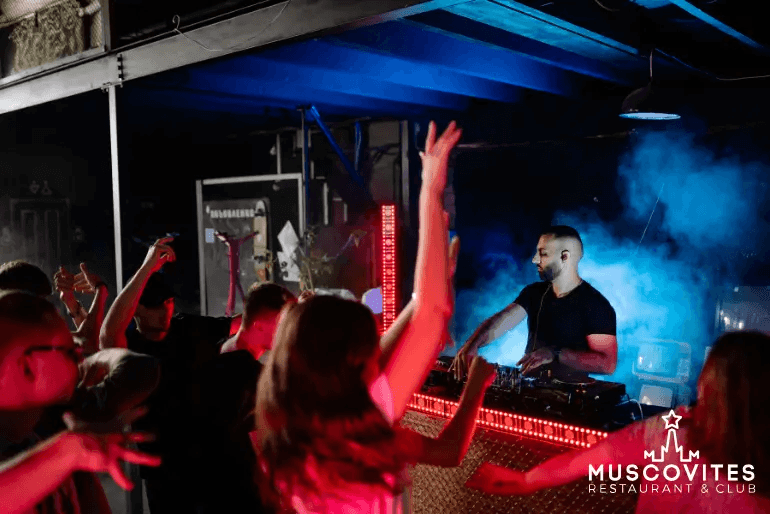 What is the Difference Between a Bar and a nightclub in Dubai?